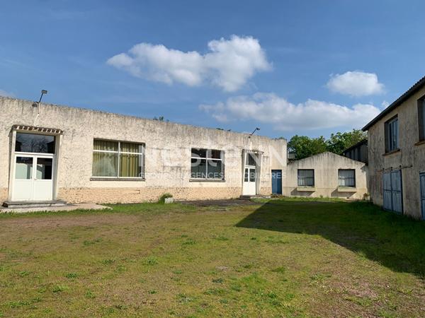 Ensemble immobilier ancien restaurant avec salle de réception à Noirterre
