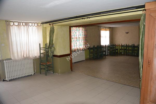 Ensemble immobilier ancien restaurant avec salle de réception à Noirterre