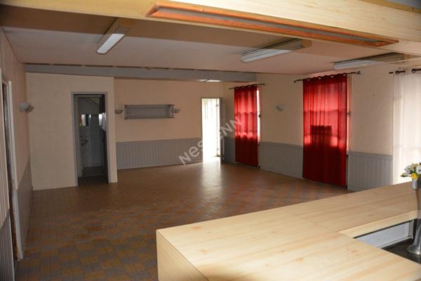 Ensemble immobilier ancien restaurant avec salle de réception à Noirterre