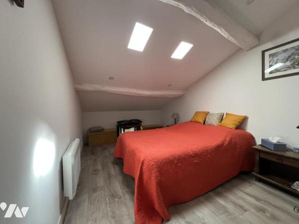 ST-CEZAIRE-SUR-SIAGNE. Place Charles de Gaulle, Duplex de 4pièces de 50m² au 2e étage.