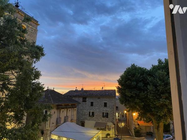 ST-CEZAIRE-SUR-SIAGNE. Place Charles de Gaulle, Duplex de 4pièces de 50m² au 2e étage.