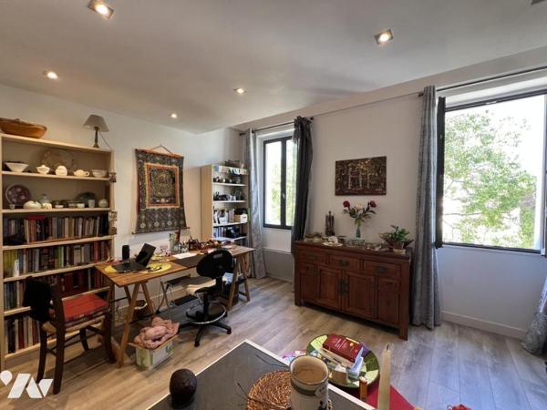 ST-CEZAIRE-SUR-SIAGNE. Place Charles de Gaulle, Duplex de 4pièces de 50m² au 2e étage.