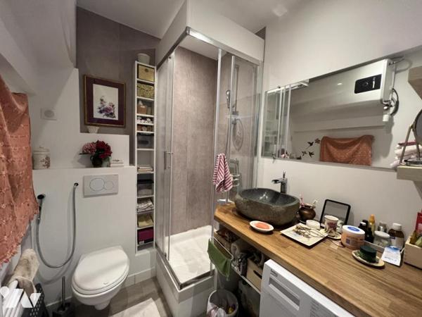 ST-CEZAIRE-SUR-SIAGNE. Place Charles de Gaulle, Duplex de 4pièces de 50m² au 2e étage.