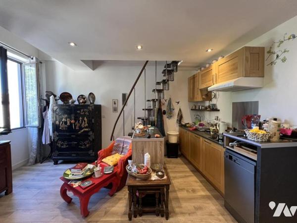 ST-CEZAIRE-SUR-SIAGNE. Place Charles de Gaulle, Duplex de 4pièces de 50m² au 2e étage.