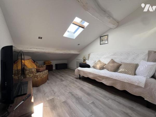 ST-CEZAIRE-SUR-SIAGNE. Place Charles de Gaulle, Duplex de 4pièces de 50m² au 2e étage.