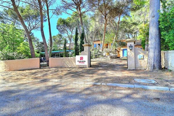 Maison Ventabren 9 pièces 205 m2 - piscine, double garage sur terrain de 2020 m2