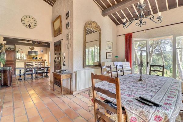 Maison Ventabren 9 pièces 205 m2 - piscine, double garage sur terrain de 2020 m2