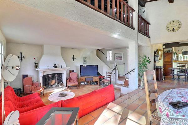 Maison Ventabren 9 pièces 205 m2 - piscine, double garage sur terrain de 2020 m2