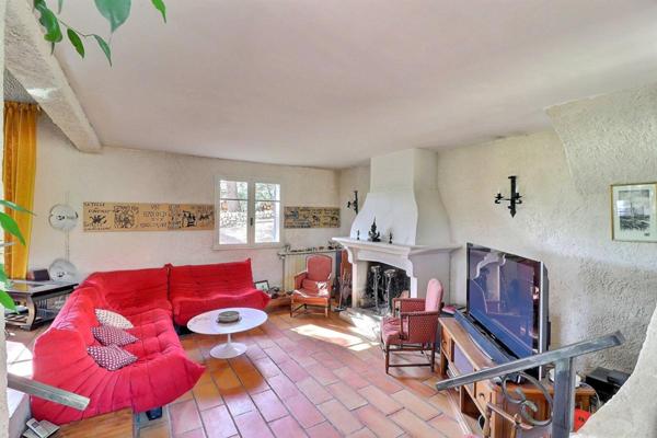 Maison Ventabren 9 pièces 205 m2 - piscine, double garage sur terrain de 2020 m2