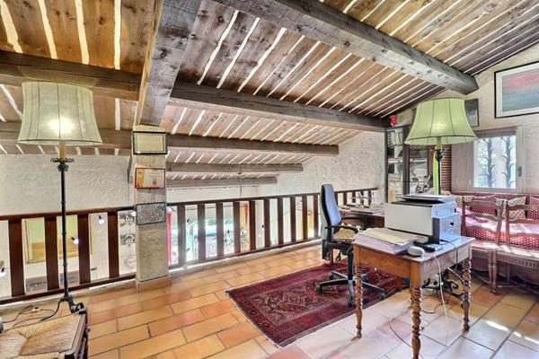 Maison Ventabren 9 pièces 205 m2 - piscine, double garage sur terrain de 2020 m2
