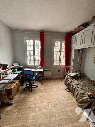 Rue de Sèvres - Métro VANEAU - Jolie studette vendue louée au 4e étage - lumineux - à rénover