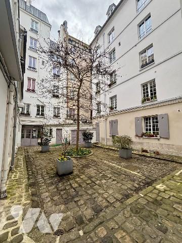 Rue de Sèvres - Métro VANEAU - Jolie studette vendue louée au 4e étage - lumineux - à rénover
