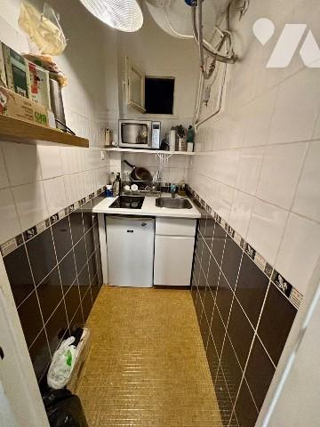 Rue de Sèvres - Métro VANEAU - Jolie studette vendue louée au 4e étage - lumineux - à rénover