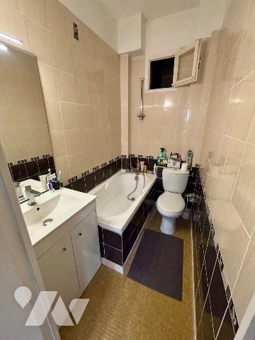 Rue de Sèvres - Métro VANEAU - Jolie studette vendue louée au 4e étage - lumineux - à rénover