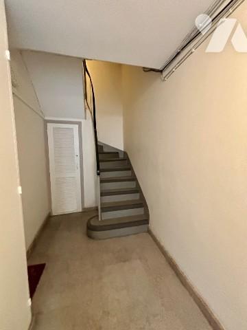 Rue de Sèvres - Métro VANEAU - Jolie studette vendue louée au 4e étage - lumineux - à rénover