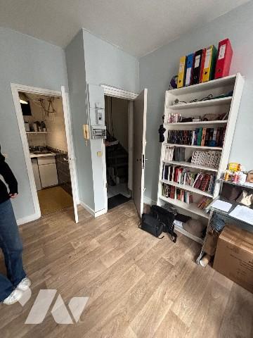 Rue de Sèvres - Métro VANEAU - Jolie studette vendue louée au 4e étage - lumineux - à rénover