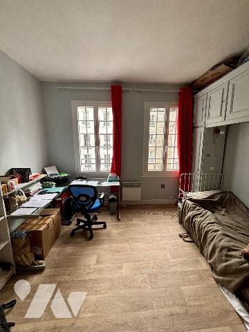 Rue de Sèvres - Métro VANEAU - Jolie studette vendue louée au 4e étage - lumineux - à rénover