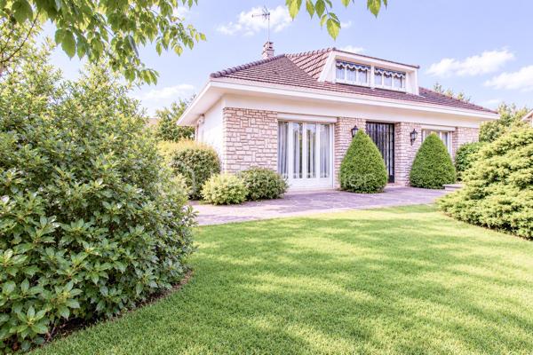 Venez découvrir cette agréable maison de caractère d’environ 140 m² habitables, idéalement située dans un quartier très recherché du centre-ville de Viry-Châtillon, à proximité des écoles et des commerces.
Dès l’entrée, vous serez séduits par l’atmosphère de cette maison et son charme authentique. Elle s’ouvre sur une belle entrée, un double séjour avec cheminée et belle hauteur sous plafond, une cuisine indépendante, deux chambres, une salle de bain et un wc.
L’étage, actuellement aménagé en un très grand bureau / bibliothèque ainsi qu’une salle de bains avec WC, offre de nombreuses possibilités d’évolution. Il pourra notamment être transformé en une spacieuse suite parentale avec chambre et dressing, selon vos envies et vos projets.
Le sous-sol vous réserve également de beaux espaces pratiques et fonctionnels : Un garage permettant de stationner deux véhicules, une pièce de détente, une buanderie et un atelier.
À l’extérieur, la propriété permet de stationner jusqu’à 4 véhicules, un véritable atout au quotidien.
Vous apprécierez tout particulièrement le beau jardin de 898 m², véritable écrin de verdure offrant de belles possibilités pour profiter des journées ensoleillées.
Une grande terrasse ainsi qu’une dépendance avec cheminée viennent compléter cet agréable extérieur. Un espace idéal pour organiser des déjeuners en famille, des repas entre amis ou des moments conviviaux, quelle que soit la météo
Cette maison n’attend plus que vous pour révéler tout son potentiel et devenir votre nouveau chez-vous !
Les + : beaux volumes, cheminée, belle hauteur sous plafond, sous-sol total, grand jardin, dépendance et fort potentiel d’aménagement.