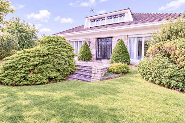 Venez découvrir cette agréable maison de caractère d’environ 140 m² habitables, idéalement située dans un quartier très recherché du centre-ville de Viry-Châtillon, à proximité des écoles et des commerces.
Dès l’entrée, vous serez séduits par l’atmosphère de cette maison et son charme authentique. Elle s’ouvre sur une belle entrée, un double séjour avec cheminée et belle hauteur sous plafond, une cuisine indépendante, deux chambres, une salle de bain et un wc.
L’étage, actuellement aménagé en un très grand bureau / bibliothèque ainsi qu’une salle de bains avec WC, offre de nombreuses possibilités d’évolution. Il pourra notamment être transformé en une spacieuse suite parentale avec chambre et dressing, selon vos envies et vos projets.
Le sous-sol vous réserve également de beaux espaces pratiques et fonctionnels : Un garage permettant de stationner deux véhicules, une pièce de détente, une buanderie et un atelier.
À l’extérieur, la propriété permet de stationner jusqu’à 4 véhicules, un véritable atout au quotidien.
Vous apprécierez tout particulièrement le beau jardin de 898 m², véritable écrin de verdure offrant de belles possibilités pour profiter des journées ensoleillées.
Une grande terrasse ainsi qu’une dépendance avec cheminée viennent compléter cet agréable extérieur. Un espace idéal pour organiser des déjeuners en famille, des repas entre amis ou des moments conviviaux, quelle que soit la météo
Cette maison n’attend plus que vous pour révéler tout son potentiel et devenir votre nouveau chez-vous !
Les + : beaux volumes, cheminée, belle hauteur sous plafond, sous-sol total, grand jardin, dépendance et fort potentiel d’aménagement.