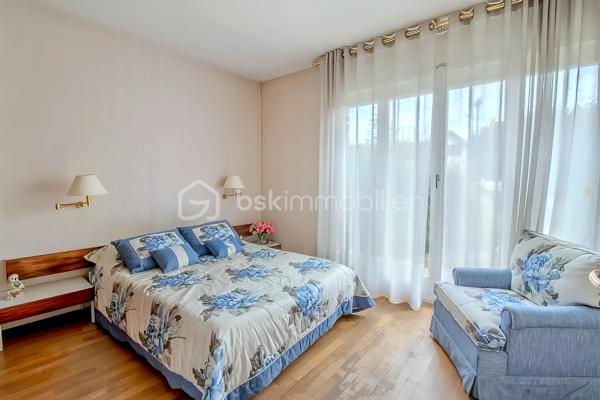 Venez découvrir cette agréable maison de caractère d’environ 140 m² habitables, idéalement située dans un quartier très recherché du centre-ville de Viry-Châtillon, à proximité des écoles et des commerces.
Dès l’entrée, vous serez séduits par l’atmosphère de cette maison et son charme authentique. Elle s’ouvre sur une belle entrée, un double séjour avec cheminée et belle hauteur sous plafond, une cuisine indépendante, deux chambres, une salle de bain et un wc.
L’étage, actuellement aménagé en un très grand bureau / bibliothèque ainsi qu’une salle de bains avec WC, offre de nombreuses possibilités d’évolution. Il pourra notamment être transformé en une spacieuse suite parentale avec chambre et dressing, selon vos envies et vos projets.
Le sous-sol vous réserve également de beaux espaces pratiques et fonctionnels : Un garage permettant de stationner deux véhicules, une pièce de détente, une buanderie et un atelier.
À l’extérieur, la propriété permet de stationner jusqu’à 4 véhicules, un véritable atout au quotidien.
Vous apprécierez tout particulièrement le beau jardin de 898 m², véritable écrin de verdure offrant de belles possibilités pour profiter des journées ensoleillées.
Une grande terrasse ainsi qu’une dépendance avec cheminée viennent compléter cet agréable extérieur. Un espace idéal pour organiser des déjeuners en famille, des repas entre amis ou des moments conviviaux, quelle que soit la météo
Cette maison n’attend plus que vous pour révéler tout son potentiel et devenir votre nouveau chez-vous !
Les + : beaux volumes, cheminée, belle hauteur sous plafond, sous-sol total, grand jardin, dépendance et fort potentiel d’aménagement.