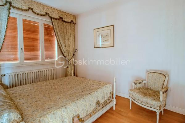 Venez découvrir cette agréable maison de caractère d’environ 140 m² habitables, idéalement située dans un quartier très recherché du centre-ville de Viry-Châtillon, à proximité des écoles et des commerces.
Dès l’entrée, vous serez séduits par l’atmosphère de cette maison et son charme authentique. Elle s’ouvre sur une belle entrée, un double séjour avec cheminée et belle hauteur sous plafond, une cuisine indépendante, deux chambres, une salle de bain et un wc.
L’étage, actuellement aménagé en un très grand bureau / bibliothèque ainsi qu’une salle de bains avec WC, offre de nombreuses possibilités d’évolution. Il pourra notamment être transformé en une spacieuse suite parentale avec chambre et dressing, selon vos envies et vos projets.
Le sous-sol vous réserve également de beaux espaces pratiques et fonctionnels : Un garage permettant de stationner deux véhicules, une pièce de détente, une buanderie et un atelier.
À l’extérieur, la propriété permet de stationner jusqu’à 4 véhicules, un véritable atout au quotidien.
Vous apprécierez tout particulièrement le beau jardin de 898 m², véritable écrin de verdure offrant de belles possibilités pour profiter des journées ensoleillées.
Une grande terrasse ainsi qu’une dépendance avec cheminée viennent compléter cet agréable extérieur. Un espace idéal pour organiser des déjeuners en famille, des repas entre amis ou des moments conviviaux, quelle que soit la météo
Cette maison n’attend plus que vous pour révéler tout son potentiel et devenir votre nouveau chez-vous !
Les + : beaux volumes, cheminée, belle hauteur sous plafond, sous-sol total, grand jardin, dépendance et fort potentiel d’aménagement.