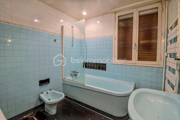Venez découvrir cette agréable maison de caractère d’environ 140 m² habitables, idéalement située dans un quartier très recherché du centre-ville de Viry-Châtillon, à proximité des écoles et des commerces.
Dès l’entrée, vous serez séduits par l’atmosphère de cette maison et son charme authentique. Elle s’ouvre sur une belle entrée, un double séjour avec cheminée et belle hauteur sous plafond, une cuisine indépendante, deux chambres, une salle de bain et un wc.
L’étage, actuellement aménagé en un très grand bureau / bibliothèque ainsi qu’une salle de bains avec WC, offre de nombreuses possibilités d’évolution. Il pourra notamment être transformé en une spacieuse suite parentale avec chambre et dressing, selon vos envies et vos projets.
Le sous-sol vous réserve également de beaux espaces pratiques et fonctionnels : Un garage permettant de stationner deux véhicules, une pièce de détente, une buanderie et un atelier.
À l’extérieur, la propriété permet de stationner jusqu’à 4 véhicules, un véritable atout au quotidien.
Vous apprécierez tout particulièrement le beau jardin de 898 m², véritable écrin de verdure offrant de belles possibilités pour profiter des journées ensoleillées.
Une grande terrasse ainsi qu’une dépendance avec cheminée viennent compléter cet agréable extérieur. Un espace idéal pour organiser des déjeuners en famille, des repas entre amis ou des moments conviviaux, quelle que soit la météo
Cette maison n’attend plus que vous pour révéler tout son potentiel et devenir votre nouveau chez-vous !
Les + : beaux volumes, cheminée, belle hauteur sous plafond, sous-sol total, grand jardin, dépendance et fort potentiel d’aménagement.
