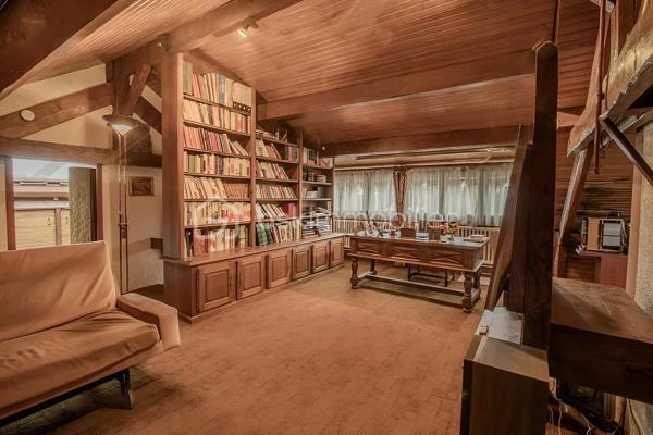 Venez découvrir cette agréable maison de caractère d’environ 140 m² habitables, idéalement située dans un quartier très recherché du centre-ville de Viry-Châtillon, à proximité des écoles et des commerces.
Dès l’entrée, vous serez séduits par l’atmosphère de cette maison et son charme authentique. Elle s’ouvre sur une belle entrée, un double séjour avec cheminée et belle hauteur sous plafond, une cuisine indépendante, deux chambres, une salle de bain et un wc.
L’étage, actuellement aménagé en un très grand bureau / bibliothèque ainsi qu’une salle de bains avec WC, offre de nombreuses possibilités d’évolution. Il pourra notamment être transformé en une spacieuse suite parentale avec chambre et dressing, selon vos envies et vos projets.
Le sous-sol vous réserve également de beaux espaces pratiques et fonctionnels : Un garage permettant de stationner deux véhicules, une pièce de détente, une buanderie et un atelier.
À l’extérieur, la propriété permet de stationner jusqu’à 4 véhicules, un véritable atout au quotidien.
Vous apprécierez tout particulièrement le beau jardin de 898 m², véritable écrin de verdure offrant de belles possibilités pour profiter des journées ensoleillées.
Une grande terrasse ainsi qu’une dépendance avec cheminée viennent compléter cet agréable extérieur. Un espace idéal pour organiser des déjeuners en famille, des repas entre amis ou des moments conviviaux, quelle que soit la météo
Cette maison n’attend plus que vous pour révéler tout son potentiel et devenir votre nouveau chez-vous !
Les + : beaux volumes, cheminée, belle hauteur sous plafond, sous-sol total, grand jardin, dépendance et fort potentiel d’aménagement.
