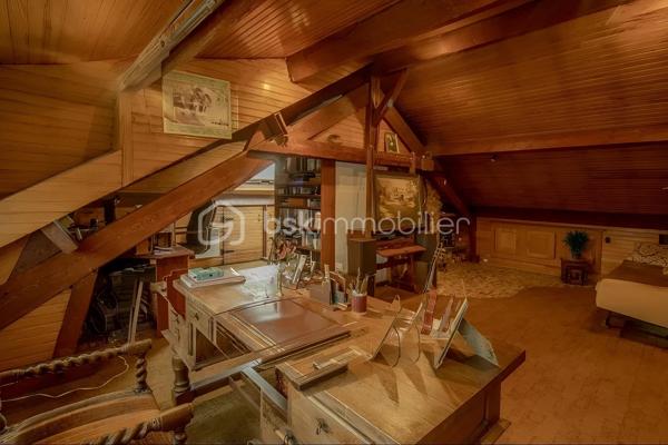Venez découvrir cette agréable maison de caractère d’environ 140 m² habitables, idéalement située dans un quartier très recherché du centre-ville de Viry-Châtillon, à proximité des écoles et des commerces.
Dès l’entrée, vous serez séduits par l’atmosphère de cette maison et son charme authentique. Elle s’ouvre sur une belle entrée, un double séjour avec cheminée et belle hauteur sous plafond, une cuisine indépendante, deux chambres, une salle de bain et un wc.
L’étage, actuellement aménagé en un très grand bureau / bibliothèque ainsi qu’une salle de bains avec WC, offre de nombreuses possibilités d’évolution. Il pourra notamment être transformé en une spacieuse suite parentale avec chambre et dressing, selon vos envies et vos projets.
Le sous-sol vous réserve également de beaux espaces pratiques et fonctionnels : Un garage permettant de stationner deux véhicules, une pièce de détente, une buanderie et un atelier.
À l’extérieur, la propriété permet de stationner jusqu’à 4 véhicules, un véritable atout au quotidien.
Vous apprécierez tout particulièrement le beau jardin de 898 m², véritable écrin de verdure offrant de belles possibilités pour profiter des journées ensoleillées.
Une grande terrasse ainsi qu’une dépendance avec cheminée viennent compléter cet agréable extérieur. Un espace idéal pour organiser des déjeuners en famille, des repas entre amis ou des moments conviviaux, quelle que soit la météo
Cette maison n’attend plus que vous pour révéler tout son potentiel et devenir votre nouveau chez-vous !
Les + : beaux volumes, cheminée, belle hauteur sous plafond, sous-sol total, grand jardin, dépendance et fort potentiel d’aménagement.