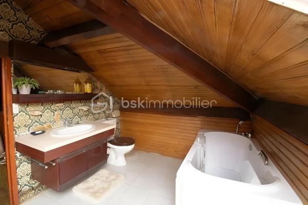 Venez découvrir cette agréable maison de caractère d’environ 140 m² habitables, idéalement située dans un quartier très recherché du centre-ville de Viry-Châtillon, à proximité des écoles et des commerces.
Dès l’entrée, vous serez séduits par l’atmosphère de cette maison et son charme authentique. Elle s’ouvre sur une belle entrée, un double séjour avec cheminée et belle hauteur sous plafond, une cuisine indépendante, deux chambres, une salle de bain et un wc.
L’étage, actuellement aménagé en un très grand bureau / bibliothèque ainsi qu’une salle de bains avec WC, offre de nombreuses possibilités d’évolution. Il pourra notamment être transformé en une spacieuse suite parentale avec chambre et dressing, selon vos envies et vos projets.
Le sous-sol vous réserve également de beaux espaces pratiques et fonctionnels : Un garage permettant de stationner deux véhicules, une pièce de détente, une buanderie et un atelier.
À l’extérieur, la propriété permet de stationner jusqu’à 4 véhicules, un véritable atout au quotidien.
Vous apprécierez tout particulièrement le beau jardin de 898 m², véritable écrin de verdure offrant de belles possibilités pour profiter des journées ensoleillées.
Une grande terrasse ainsi qu’une dépendance avec cheminée viennent compléter cet agréable extérieur. Un espace idéal pour organiser des déjeuners en famille, des repas entre amis ou des moments conviviaux, quelle que soit la météo
Cette maison n’attend plus que vous pour révéler tout son potentiel et devenir votre nouveau chez-vous !
Les + : beaux volumes, cheminée, belle hauteur sous plafond, sous-sol total, grand jardin, dépendance et fort potentiel d’aménagement.