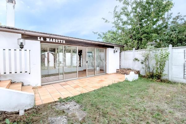 Venez découvrir cette agréable maison de caractère d’environ 140 m² habitables, idéalement située dans un quartier très recherché du centre-ville de Viry-Châtillon, à proximité des écoles et des commerces.
Dès l’entrée, vous serez séduits par l’atmosphère de cette maison et son charme authentique. Elle s’ouvre sur une belle entrée, un double séjour avec cheminée et belle hauteur sous plafond, une cuisine indépendante, deux chambres, une salle de bain et un wc.
L’étage, actuellement aménagé en un très grand bureau / bibliothèque ainsi qu’une salle de bains avec WC, offre de nombreuses possibilités d’évolution. Il pourra notamment être transformé en une spacieuse suite parentale avec chambre et dressing, selon vos envies et vos projets.
Le sous-sol vous réserve également de beaux espaces pratiques et fonctionnels : Un garage permettant de stationner deux véhicules, une pièce de détente, une buanderie et un atelier.
À l’extérieur, la propriété permet de stationner jusqu’à 4 véhicules, un véritable atout au quotidien.
Vous apprécierez tout particulièrement le beau jardin de 898 m², véritable écrin de verdure offrant de belles possibilités pour profiter des journées ensoleillées.
Une grande terrasse ainsi qu’une dépendance avec cheminée viennent compléter cet agréable extérieur. Un espace idéal pour organiser des déjeuners en famille, des repas entre amis ou des moments conviviaux, quelle que soit la météo
Cette maison n’attend plus que vous pour révéler tout son potentiel et devenir votre nouveau chez-vous !
Les + : beaux volumes, cheminée, belle hauteur sous plafond, sous-sol total, grand jardin, dépendance et fort potentiel d’aménagement.