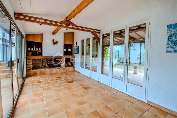 Venez découvrir cette agréable maison de caractère d’environ 140 m² habitables, idéalement située dans un quartier très recherché du centre-ville de Viry-Châtillon, à proximité des écoles et des commerces.
Dès l’entrée, vous serez séduits par l’atmosphère de cette maison et son charme authentique. Elle s’ouvre sur une belle entrée, un double séjour avec cheminée et belle hauteur sous plafond, une cuisine indépendante, deux chambres, une salle de bain et un wc.
L’étage, actuellement aménagé en un très grand bureau / bibliothèque ainsi qu’une salle de bains avec WC, offre de nombreuses possibilités d’évolution. Il pourra notamment être transformé en une spacieuse suite parentale avec chambre et dressing, selon vos envies et vos projets.
Le sous-sol vous réserve également de beaux espaces pratiques et fonctionnels : Un garage permettant de stationner deux véhicules, une pièce de détente, une buanderie et un atelier.
À l’extérieur, la propriété permet de stationner jusqu’à 4 véhicules, un véritable atout au quotidien.
Vous apprécierez tout particulièrement le beau jardin de 898 m², véritable écrin de verdure offrant de belles possibilités pour profiter des journées ensoleillées.
Une grande terrasse ainsi qu’une dépendance avec cheminée viennent compléter cet agréable extérieur. Un espace idéal pour organiser des déjeuners en famille, des repas entre amis ou des moments conviviaux, quelle que soit la météo
Cette maison n’attend plus que vous pour révéler tout son potentiel et devenir votre nouveau chez-vous !
Les + : beaux volumes, cheminée, belle hauteur sous plafond, sous-sol total, grand jardin, dépendance et fort potentiel d’aménagement.