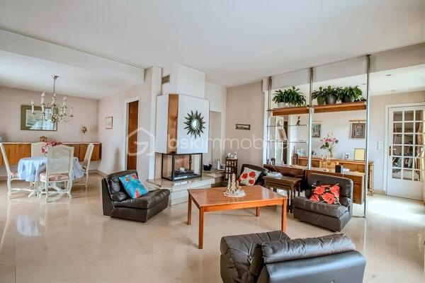 Venez découvrir cette agréable maison de caractère d’environ 140 m² habitables, idéalement située dans un quartier très recherché du centre-ville de Viry-Châtillon, à proximité des écoles et des commerces.
Dès l’entrée, vous serez séduits par l’atmosphère de cette maison et son charme authentique. Elle s’ouvre sur une belle entrée, un double séjour avec cheminée et belle hauteur sous plafond, une cuisine indépendante, deux chambres, une salle de bain et un wc.
L’étage, actuellement aménagé en un très grand bureau / bibliothèque ainsi qu’une salle de bains avec WC, offre de nombreuses possibilités d’évolution. Il pourra notamment être transformé en une spacieuse suite parentale avec chambre et dressing, selon vos envies et vos projets.
Le sous-sol vous réserve également de beaux espaces pratiques et fonctionnels : Un garage permettant de stationner deux véhicules, une pièce de détente, une buanderie et un atelier.
À l’extérieur, la propriété permet de stationner jusqu’à 4 véhicules, un véritable atout au quotidien.
Vous apprécierez tout particulièrement le beau jardin de 898 m², véritable écrin de verdure offrant de belles possibilités pour profiter des journées ensoleillées.
Une grande terrasse ainsi qu’une dépendance avec cheminée viennent compléter cet agréable extérieur. Un espace idéal pour organiser des déjeuners en famille, des repas entre amis ou des moments conviviaux, quelle que soit la météo
Cette maison n’attend plus que vous pour révéler tout son potentiel et devenir votre nouveau chez-vous !
Les + : beaux volumes, cheminée, belle hauteur sous plafond, sous-sol total, grand jardin, dépendance et fort potentiel d’aménagement.
