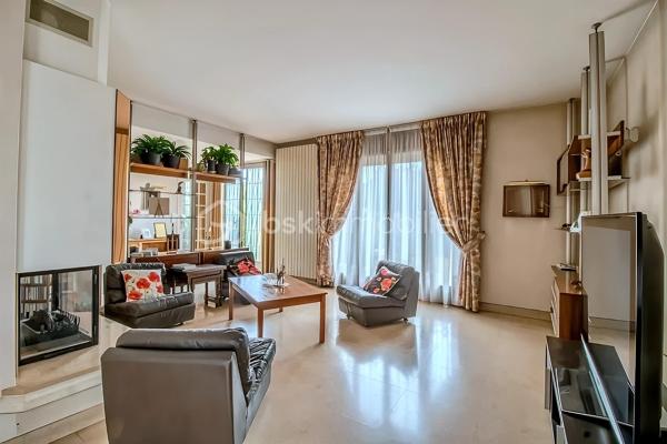 Venez découvrir cette agréable maison de caractère d’environ 140 m² habitables, idéalement située dans un quartier très recherché du centre-ville de Viry-Châtillon, à proximité des écoles et des commerces.
Dès l’entrée, vous serez séduits par l’atmosphère de cette maison et son charme authentique. Elle s’ouvre sur une belle entrée, un double séjour avec cheminée et belle hauteur sous plafond, une cuisine indépendante, deux chambres, une salle de bain et un wc.
L’étage, actuellement aménagé en un très grand bureau / bibliothèque ainsi qu’une salle de bains avec WC, offre de nombreuses possibilités d’évolution. Il pourra notamment être transformé en une spacieuse suite parentale avec chambre et dressing, selon vos envies et vos projets.
Le sous-sol vous réserve également de beaux espaces pratiques et fonctionnels : Un garage permettant de stationner deux véhicules, une pièce de détente, une buanderie et un atelier.
À l’extérieur, la propriété permet de stationner jusqu’à 4 véhicules, un véritable atout au quotidien.
Vous apprécierez tout particulièrement le beau jardin de 898 m², véritable écrin de verdure offrant de belles possibilités pour profiter des journées ensoleillées.
Une grande terrasse ainsi qu’une dépendance avec cheminée viennent compléter cet agréable extérieur. Un espace idéal pour organiser des déjeuners en famille, des repas entre amis ou des moments conviviaux, quelle que soit la météo
Cette maison n’attend plus que vous pour révéler tout son potentiel et devenir votre nouveau chez-vous !
Les + : beaux volumes, cheminée, belle hauteur sous plafond, sous-sol total, grand jardin, dépendance et fort potentiel d’aménagement.