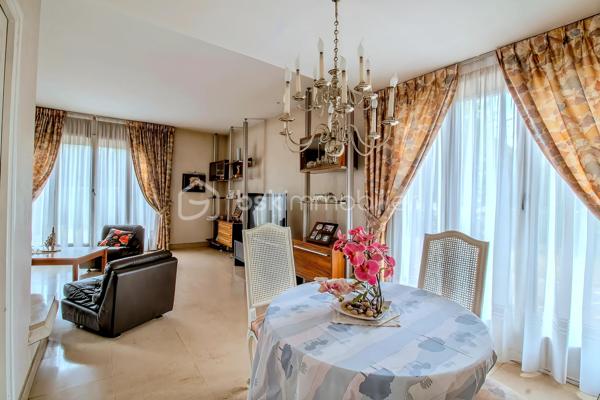 Venez découvrir cette agréable maison de caractère d’environ 140 m² habitables, idéalement située dans un quartier très recherché du centre-ville de Viry-Châtillon, à proximité des écoles et des commerces.
Dès l’entrée, vous serez séduits par l’atmosphère de cette maison et son charme authentique. Elle s’ouvre sur une belle entrée, un double séjour avec cheminée et belle hauteur sous plafond, une cuisine indépendante, deux chambres, une salle de bain et un wc.
L’étage, actuellement aménagé en un très grand bureau / bibliothèque ainsi qu’une salle de bains avec WC, offre de nombreuses possibilités d’évolution. Il pourra notamment être transformé en une spacieuse suite parentale avec chambre et dressing, selon vos envies et vos projets.
Le sous-sol vous réserve également de beaux espaces pratiques et fonctionnels : Un garage permettant de stationner deux véhicules, une pièce de détente, une buanderie et un atelier.
À l’extérieur, la propriété permet de stationner jusqu’à 4 véhicules, un véritable atout au quotidien.
Vous apprécierez tout particulièrement le beau jardin de 898 m², véritable écrin de verdure offrant de belles possibilités pour profiter des journées ensoleillées.
Une grande terrasse ainsi qu’une dépendance avec cheminée viennent compléter cet agréable extérieur. Un espace idéal pour organiser des déjeuners en famille, des repas entre amis ou des moments conviviaux, quelle que soit la météo
Cette maison n’attend plus que vous pour révéler tout son potentiel et devenir votre nouveau chez-vous !
Les + : beaux volumes, cheminée, belle hauteur sous plafond, sous-sol total, grand jardin, dépendance et fort potentiel d’aménagement.