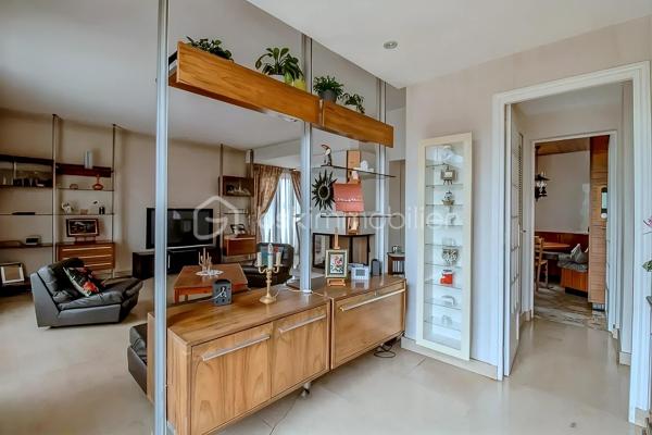 Venez découvrir cette agréable maison de caractère d’environ 140 m² habitables, idéalement située dans un quartier très recherché du centre-ville de Viry-Châtillon, à proximité des écoles et des commerces.
Dès l’entrée, vous serez séduits par l’atmosphère de cette maison et son charme authentique. Elle s’ouvre sur une belle entrée, un double séjour avec cheminée et belle hauteur sous plafond, une cuisine indépendante, deux chambres, une salle de bain et un wc.
L’étage, actuellement aménagé en un très grand bureau / bibliothèque ainsi qu’une salle de bains avec WC, offre de nombreuses possibilités d’évolution. Il pourra notamment être transformé en une spacieuse suite parentale avec chambre et dressing, selon vos envies et vos projets.
Le sous-sol vous réserve également de beaux espaces pratiques et fonctionnels : Un garage permettant de stationner deux véhicules, une pièce de détente, une buanderie et un atelier.
À l’extérieur, la propriété permet de stationner jusqu’à 4 véhicules, un véritable atout au quotidien.
Vous apprécierez tout particulièrement le beau jardin de 898 m², véritable écrin de verdure offrant de belles possibilités pour profiter des journées ensoleillées.
Une grande terrasse ainsi qu’une dépendance avec cheminée viennent compléter cet agréable extérieur. Un espace idéal pour organiser des déjeuners en famille, des repas entre amis ou des moments conviviaux, quelle que soit la météo
Cette maison n’attend plus que vous pour révéler tout son potentiel et devenir votre nouveau chez-vous !
Les + : beaux volumes, cheminée, belle hauteur sous plafond, sous-sol total, grand jardin, dépendance et fort potentiel d’aménagement.