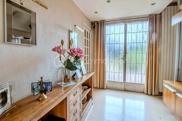 Venez découvrir cette agréable maison de caractère d’environ 140 m² habitables, idéalement située dans un quartier très recherché du centre-ville de Viry-Châtillon, à proximité des écoles et des commerces.
Dès l’entrée, vous serez séduits par l’atmosphère de cette maison et son charme authentique. Elle s’ouvre sur une belle entrée, un double séjour avec cheminée et belle hauteur sous plafond, une cuisine indépendante, deux chambres, une salle de bain et un wc.
L’étage, actuellement aménagé en un très grand bureau / bibliothèque ainsi qu’une salle de bains avec WC, offre de nombreuses possibilités d’évolution. Il pourra notamment être transformé en une spacieuse suite parentale avec chambre et dressing, selon vos envies et vos projets.
Le sous-sol vous réserve également de beaux espaces pratiques et fonctionnels : Un garage permettant de stationner deux véhicules, une pièce de détente, une buanderie et un atelier.
À l’extérieur, la propriété permet de stationner jusqu’à 4 véhicules, un véritable atout au quotidien.
Vous apprécierez tout particulièrement le beau jardin de 898 m², véritable écrin de verdure offrant de belles possibilités pour profiter des journées ensoleillées.
Une grande terrasse ainsi qu’une dépendance avec cheminée viennent compléter cet agréable extérieur. Un espace idéal pour organiser des déjeuners en famille, des repas entre amis ou des moments conviviaux, quelle que soit la météo
Cette maison n’attend plus que vous pour révéler tout son potentiel et devenir votre nouveau chez-vous !
Les + : beaux volumes, cheminée, belle hauteur sous plafond, sous-sol total, grand jardin, dépendance et fort potentiel d’aménagement.