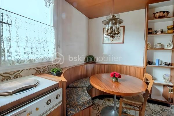 Venez découvrir cette agréable maison de caractère d’environ 140 m² habitables, idéalement située dans un quartier très recherché du centre-ville de Viry-Châtillon, à proximité des écoles et des commerces.
Dès l’entrée, vous serez séduits par l’atmosphère de cette maison et son charme authentique. Elle s’ouvre sur une belle entrée, un double séjour avec cheminée et belle hauteur sous plafond, une cuisine indépendante, deux chambres, une salle de bain et un wc.
L’étage, actuellement aménagé en un très grand bureau / bibliothèque ainsi qu’une salle de bains avec WC, offre de nombreuses possibilités d’évolution. Il pourra notamment être transformé en une spacieuse suite parentale avec chambre et dressing, selon vos envies et vos projets.
Le sous-sol vous réserve également de beaux espaces pratiques et fonctionnels : Un garage permettant de stationner deux véhicules, une pièce de détente, une buanderie et un atelier.
À l’extérieur, la propriété permet de stationner jusqu’à 4 véhicules, un véritable atout au quotidien.
Vous apprécierez tout particulièrement le beau jardin de 898 m², véritable écrin de verdure offrant de belles possibilités pour profiter des journées ensoleillées.
Une grande terrasse ainsi qu’une dépendance avec cheminée viennent compléter cet agréable extérieur. Un espace idéal pour organiser des déjeuners en famille, des repas entre amis ou des moments conviviaux, quelle que soit la météo
Cette maison n’attend plus que vous pour révéler tout son potentiel et devenir votre nouveau chez-vous !
Les + : beaux volumes, cheminée, belle hauteur sous plafond, sous-sol total, grand jardin, dépendance et fort potentiel d’aménagement.