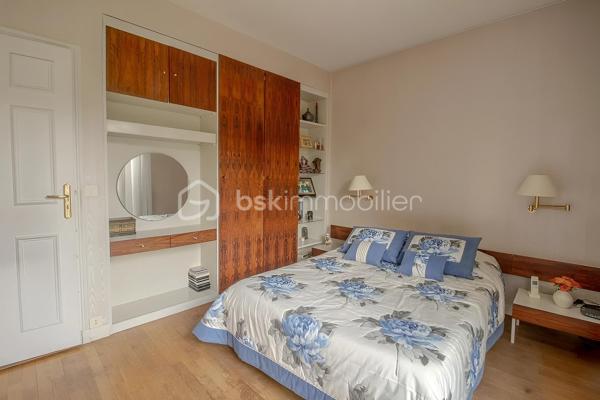 Venez découvrir cette agréable maison de caractère d’environ 140 m² habitables, idéalement située dans un quartier très recherché du centre-ville de Viry-Châtillon, à proximité des écoles et des commerces.
Dès l’entrée, vous serez séduits par l’atmosphère de cette maison et son charme authentique. Elle s’ouvre sur une belle entrée, un double séjour avec cheminée et belle hauteur sous plafond, une cuisine indépendante, deux chambres, une salle de bain et un wc.
L’étage, actuellement aménagé en un très grand bureau / bibliothèque ainsi qu’une salle de bains avec WC, offre de nombreuses possibilités d’évolution. Il pourra notamment être transformé en une spacieuse suite parentale avec chambre et dressing, selon vos envies et vos projets.
Le sous-sol vous réserve également de beaux espaces pratiques et fonctionnels : Un garage permettant de stationner deux véhicules, une pièce de détente, une buanderie et un atelier.
À l’extérieur, la propriété permet de stationner jusqu’à 4 véhicules, un véritable atout au quotidien.
Vous apprécierez tout particulièrement le beau jardin de 898 m², véritable écrin de verdure offrant de belles possibilités pour profiter des journées ensoleillées.
Une grande terrasse ainsi qu’une dépendance avec cheminée viennent compléter cet agréable extérieur. Un espace idéal pour organiser des déjeuners en famille, des repas entre amis ou des moments conviviaux, quelle que soit la météo
Cette maison n’attend plus que vous pour révéler tout son potentiel et devenir votre nouveau chez-vous !
Les + : beaux volumes, cheminée, belle hauteur sous plafond, sous-sol total, grand jardin, dépendance et fort potentiel d’aménagement.