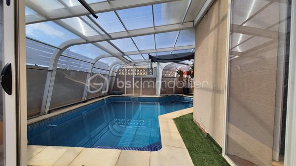 A VENDRE VILLA 3 FACES DE 118M² SUR TERRAIN DE 325M² A CANET EN ROUSSILLON - SECTEUR CANET SUD - EN IMPASSE - PROCHE DE TOUS LES COMMERCES ET A 100M DU SABLE - 3 CHAMBRES - GARAGE - PISCINE - CLIMATISATION REVERSIBLE.
Cette villa, aux normes et sans aucun travaux à prévoir, située sur l'un des meilleurs secteurs de la station, se compose en rez-de-chaussée d'un hall d'entrée, d'une pièce à vivre baignée de lumière avec un accès direct à sa terrasse abritée par sa superbe pergola bioclimatique, d'une cuisine américaine aménagée, d'une suite parentale avec son dressing et sa salle d'eau, et d'un toilette indépendant.
L'étage vous offre son coin nuit pour vos amis ou votre famille avec deux chambres dotées de placards, d'une double salle de bain et d'un toilette indépendant.
Vous apprécierez ses extérieus avec un jardin agrémenté sans entretien, sa terrasse parfaitement bien exposée, sa piscine couverte avec son abri semi-haut, sa cuisine d'été, garantissant de superbes moments de farniente en famille ou entre amis.
Villa très économique en terme de consommation électrice grace à ses 23 panneaux solaires pour une auto-consommation rapide.

Les + tout confort : climatisation réversible dans toutes les pièces, fibre, borne électrique de recharge voiture, forage, piscine semi abritée avec sel et régul ph, 23 panneaux solaires, carport, isolation parfaite, garage, alarme avec vidéo, menuiseries alu double vitrage et moustiquaires, volets roulants électriques, ballon thermodynamique, adoucisseur d'eau, arrosage automatique.

Le stationnement prévoit un garage de 17m², mais aussi le stationnement sur la parcelle sou abri d'un carport.

A la recherche de volumes, de confort, de prestations et de standing, cette vila sera idéale pour votre résidence principale, et parfaite pour votre résidence secondaire, les pieds dans l'eau.
Je reste à votre disposition pour toutes informations.