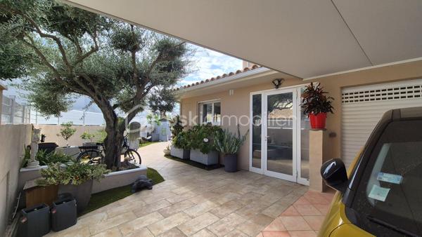 A VENDRE VILLA 3 FACES DE 118M² SUR TERRAIN DE 325M² A CANET EN ROUSSILLON - SECTEUR CANET SUD - EN IMPASSE - PROCHE DE TOUS LES COMMERCES ET A 100M DU SABLE - 3 CHAMBRES - GARAGE - PISCINE - CLIMATISATION REVERSIBLE.
Cette villa, aux normes et sans aucun travaux à prévoir, située sur l'un des meilleurs secteurs de la station, se compose en rez-de-chaussée d'un hall d'entrée, d'une pièce à vivre baignée de lumière avec un accès direct à sa terrasse abritée par sa superbe pergola bioclimatique, d'une cuisine américaine aménagée, d'une suite parentale avec son dressing et sa salle d'eau, et d'un toilette indépendant.
L'étage vous offre son coin nuit pour vos amis ou votre famille avec deux chambres dotées de placards, d'une double salle de bain et d'un toilette indépendant.
Vous apprécierez ses extérieus avec un jardin agrémenté sans entretien, sa terrasse parfaitement bien exposée, sa piscine couverte avec son abri semi-haut, sa cuisine d'été, garantissant de superbes moments de farniente en famille ou entre amis.
Villa très économique en terme de consommation électrice grace à ses 23 panneaux solaires pour une auto-consommation rapide.

Les + tout confort : climatisation réversible dans toutes les pièces, fibre, borne électrique de recharge voiture, forage, piscine semi abritée avec sel et régul ph, 23 panneaux solaires, carport, isolation parfaite, garage, alarme avec vidéo, menuiseries alu double vitrage et moustiquaires, volets roulants électriques, ballon thermodynamique, adoucisseur d'eau, arrosage automatique.

Le stationnement prévoit un garage de 17m², mais aussi le stationnement sur la parcelle sou abri d'un carport.

A la recherche de volumes, de confort, de prestations et de standing, cette vila sera idéale pour votre résidence principale, et parfaite pour votre résidence secondaire, les pieds dans l'eau.
Je reste à votre disposition pour toutes informations.