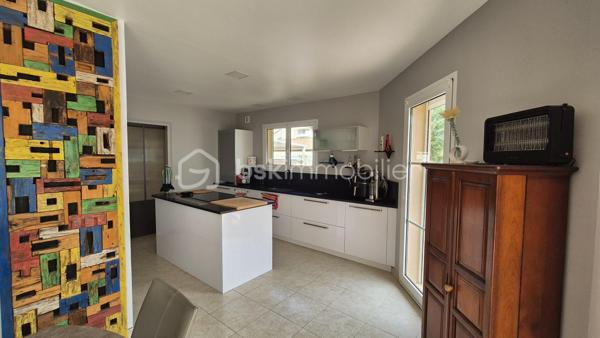 A VENDRE VILLA 3 FACES DE 118M² SUR TERRAIN DE 325M² A CANET EN ROUSSILLON - SECTEUR CANET SUD - EN IMPASSE - PROCHE DE TOUS LES COMMERCES ET A 100M DU SABLE - 3 CHAMBRES - GARAGE - PISCINE - CLIMATISATION REVERSIBLE.
Cette villa, aux normes et sans aucun travaux à prévoir, située sur l'un des meilleurs secteurs de la station, se compose en rez-de-chaussée d'un hall d'entrée, d'une pièce à vivre baignée de lumière avec un accès direct à sa terrasse abritée par sa superbe pergola bioclimatique, d'une cuisine américaine aménagée, d'une suite parentale avec son dressing et sa salle d'eau, et d'un toilette indépendant.
L'étage vous offre son coin nuit pour vos amis ou votre famille avec deux chambres dotées de placards, d'une double salle de bain et d'un toilette indépendant.
Vous apprécierez ses extérieus avec un jardin agrémenté sans entretien, sa terrasse parfaitement bien exposée, sa piscine couverte avec son abri semi-haut, sa cuisine d'été, garantissant de superbes moments de farniente en famille ou entre amis.
Villa très économique en terme de consommation électrice grace à ses 23 panneaux solaires pour une auto-consommation rapide.

Les + tout confort : climatisation réversible dans toutes les pièces, fibre, borne électrique de recharge voiture, forage, piscine semi abritée avec sel et régul ph, 23 panneaux solaires, carport, isolation parfaite, garage, alarme avec vidéo, menuiseries alu double vitrage et moustiquaires, volets roulants électriques, ballon thermodynamique, adoucisseur d'eau, arrosage automatique.

Le stationnement prévoit un garage de 17m², mais aussi le stationnement sur la parcelle sou abri d'un carport.

A la recherche de volumes, de confort, de prestations et de standing, cette vila sera idéale pour votre résidence principale, et parfaite pour votre résidence secondaire, les pieds dans l'eau.
Je reste à votre disposition pour toutes informations.