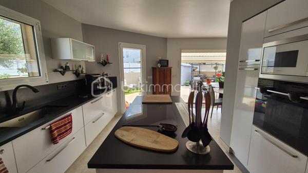 A VENDRE VILLA 3 FACES DE 118M² SUR TERRAIN DE 325M² A CANET EN ROUSSILLON - SECTEUR CANET SUD - EN IMPASSE - PROCHE DE TOUS LES COMMERCES ET A 100M DU SABLE - 3 CHAMBRES - GARAGE - PISCINE - CLIMATISATION REVERSIBLE.
Cette villa, aux normes et sans aucun travaux à prévoir, située sur l'un des meilleurs secteurs de la station, se compose en rez-de-chaussée d'un hall d'entrée, d'une pièce à vivre baignée de lumière avec un accès direct à sa terrasse abritée par sa superbe pergola bioclimatique, d'une cuisine américaine aménagée, d'une suite parentale avec son dressing et sa salle d'eau, et d'un toilette indépendant.
L'étage vous offre son coin nuit pour vos amis ou votre famille avec deux chambres dotées de placards, d'une double salle de bain et d'un toilette indépendant.
Vous apprécierez ses extérieus avec un jardin agrémenté sans entretien, sa terrasse parfaitement bien exposée, sa piscine couverte avec son abri semi-haut, sa cuisine d'été, garantissant de superbes moments de farniente en famille ou entre amis.
Villa très économique en terme de consommation électrice grace à ses 23 panneaux solaires pour une auto-consommation rapide.

Les + tout confort : climatisation réversible dans toutes les pièces, fibre, borne électrique de recharge voiture, forage, piscine semi abritée avec sel et régul ph, 23 panneaux solaires, carport, isolation parfaite, garage, alarme avec vidéo, menuiseries alu double vitrage et moustiquaires, volets roulants électriques, ballon thermodynamique, adoucisseur d'eau, arrosage automatique.

Le stationnement prévoit un garage de 17m², mais aussi le stationnement sur la parcelle sou abri d'un carport.

A la recherche de volumes, de confort, de prestations et de standing, cette vila sera idéale pour votre résidence principale, et parfaite pour votre résidence secondaire, les pieds dans l'eau.
Je reste à votre disposition pour toutes informations.
