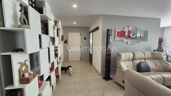 A VENDRE VILLA 3 FACES DE 118M² SUR TERRAIN DE 325M² A CANET EN ROUSSILLON - SECTEUR CANET SUD - EN IMPASSE - PROCHE DE TOUS LES COMMERCES ET A 100M DU SABLE - 3 CHAMBRES - GARAGE - PISCINE - CLIMATISATION REVERSIBLE.
Cette villa, aux normes et sans aucun travaux à prévoir, située sur l'un des meilleurs secteurs de la station, se compose en rez-de-chaussée d'un hall d'entrée, d'une pièce à vivre baignée de lumière avec un accès direct à sa terrasse abritée par sa superbe pergola bioclimatique, d'une cuisine américaine aménagée, d'une suite parentale avec son dressing et sa salle d'eau, et d'un toilette indépendant.
L'étage vous offre son coin nuit pour vos amis ou votre famille avec deux chambres dotées de placards, d'une double salle de bain et d'un toilette indépendant.
Vous apprécierez ses extérieus avec un jardin agrémenté sans entretien, sa terrasse parfaitement bien exposée, sa piscine couverte avec son abri semi-haut, sa cuisine d'été, garantissant de superbes moments de farniente en famille ou entre amis.
Villa très économique en terme de consommation électrice grace à ses 23 panneaux solaires pour une auto-consommation rapide.

Les + tout confort : climatisation réversible dans toutes les pièces, fibre, borne électrique de recharge voiture, forage, piscine semi abritée avec sel et régul ph, 23 panneaux solaires, carport, isolation parfaite, garage, alarme avec vidéo, menuiseries alu double vitrage et moustiquaires, volets roulants électriques, ballon thermodynamique, adoucisseur d'eau, arrosage automatique.

Le stationnement prévoit un garage de 17m², mais aussi le stationnement sur la parcelle sou abri d'un carport.

A la recherche de volumes, de confort, de prestations et de standing, cette vila sera idéale pour votre résidence principale, et parfaite pour votre résidence secondaire, les pieds dans l'eau.
Je reste à votre disposition pour toutes informations.