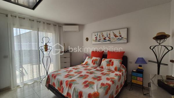 A VENDRE VILLA 3 FACES DE 118M² SUR TERRAIN DE 325M² A CANET EN ROUSSILLON - SECTEUR CANET SUD - EN IMPASSE - PROCHE DE TOUS LES COMMERCES ET A 100M DU SABLE - 3 CHAMBRES - GARAGE - PISCINE - CLIMATISATION REVERSIBLE.
Cette villa, aux normes et sans aucun travaux à prévoir, située sur l'un des meilleurs secteurs de la station, se compose en rez-de-chaussée d'un hall d'entrée, d'une pièce à vivre baignée de lumière avec un accès direct à sa terrasse abritée par sa superbe pergola bioclimatique, d'une cuisine américaine aménagée, d'une suite parentale avec son dressing et sa salle d'eau, et d'un toilette indépendant.
L'étage vous offre son coin nuit pour vos amis ou votre famille avec deux chambres dotées de placards, d'une double salle de bain et d'un toilette indépendant.
Vous apprécierez ses extérieus avec un jardin agrémenté sans entretien, sa terrasse parfaitement bien exposée, sa piscine couverte avec son abri semi-haut, sa cuisine d'été, garantissant de superbes moments de farniente en famille ou entre amis.
Villa très économique en terme de consommation électrice grace à ses 23 panneaux solaires pour une auto-consommation rapide.

Les + tout confort : climatisation réversible dans toutes les pièces, fibre, borne électrique de recharge voiture, forage, piscine semi abritée avec sel et régul ph, 23 panneaux solaires, carport, isolation parfaite, garage, alarme avec vidéo, menuiseries alu double vitrage et moustiquaires, volets roulants électriques, ballon thermodynamique, adoucisseur d'eau, arrosage automatique.

Le stationnement prévoit un garage de 17m², mais aussi le stationnement sur la parcelle sou abri d'un carport.

A la recherche de volumes, de confort, de prestations et de standing, cette vila sera idéale pour votre résidence principale, et parfaite pour votre résidence secondaire, les pieds dans l'eau.
Je reste à votre disposition pour toutes informations.