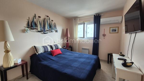 A VENDRE VILLA 3 FACES DE 118M² SUR TERRAIN DE 325M² A CANET EN ROUSSILLON - SECTEUR CANET SUD - EN IMPASSE - PROCHE DE TOUS LES COMMERCES ET A 100M DU SABLE - 3 CHAMBRES - GARAGE - PISCINE - CLIMATISATION REVERSIBLE.
Cette villa, aux normes et sans aucun travaux à prévoir, située sur l'un des meilleurs secteurs de la station, se compose en rez-de-chaussée d'un hall d'entrée, d'une pièce à vivre baignée de lumière avec un accès direct à sa terrasse abritée par sa superbe pergola bioclimatique, d'une cuisine américaine aménagée, d'une suite parentale avec son dressing et sa salle d'eau, et d'un toilette indépendant.
L'étage vous offre son coin nuit pour vos amis ou votre famille avec deux chambres dotées de placards, d'une double salle de bain et d'un toilette indépendant.
Vous apprécierez ses extérieus avec un jardin agrémenté sans entretien, sa terrasse parfaitement bien exposée, sa piscine couverte avec son abri semi-haut, sa cuisine d'été, garantissant de superbes moments de farniente en famille ou entre amis.
Villa très économique en terme de consommation électrice grace à ses 23 panneaux solaires pour une auto-consommation rapide.

Les + tout confort : climatisation réversible dans toutes les pièces, fibre, borne électrique de recharge voiture, forage, piscine semi abritée avec sel et régul ph, 23 panneaux solaires, carport, isolation parfaite, garage, alarme avec vidéo, menuiseries alu double vitrage et moustiquaires, volets roulants électriques, ballon thermodynamique, adoucisseur d'eau, arrosage automatique.

Le stationnement prévoit un garage de 17m², mais aussi le stationnement sur la parcelle sou abri d'un carport.

A la recherche de volumes, de confort, de prestations et de standing, cette vila sera idéale pour votre résidence principale, et parfaite pour votre résidence secondaire, les pieds dans l'eau.
Je reste à votre disposition pour toutes informations.