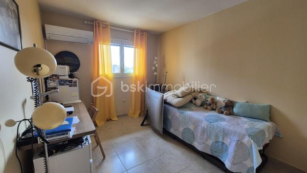 A VENDRE VILLA 3 FACES DE 118M² SUR TERRAIN DE 325M² A CANET EN ROUSSILLON - SECTEUR CANET SUD - EN IMPASSE - PROCHE DE TOUS LES COMMERCES ET A 100M DU SABLE - 3 CHAMBRES - GARAGE - PISCINE - CLIMATISATION REVERSIBLE.
Cette villa, aux normes et sans aucun travaux à prévoir, située sur l'un des meilleurs secteurs de la station, se compose en rez-de-chaussée d'un hall d'entrée, d'une pièce à vivre baignée de lumière avec un accès direct à sa terrasse abritée par sa superbe pergola bioclimatique, d'une cuisine américaine aménagée, d'une suite parentale avec son dressing et sa salle d'eau, et d'un toilette indépendant.
L'étage vous offre son coin nuit pour vos amis ou votre famille avec deux chambres dotées de placards, d'une double salle de bain et d'un toilette indépendant.
Vous apprécierez ses extérieus avec un jardin agrémenté sans entretien, sa terrasse parfaitement bien exposée, sa piscine couverte avec son abri semi-haut, sa cuisine d'été, garantissant de superbes moments de farniente en famille ou entre amis.
Villa très économique en terme de consommation électrice grace à ses 23 panneaux solaires pour une auto-consommation rapide.

Les + tout confort : climatisation réversible dans toutes les pièces, fibre, borne électrique de recharge voiture, forage, piscine semi abritée avec sel et régul ph, 23 panneaux solaires, carport, isolation parfaite, garage, alarme avec vidéo, menuiseries alu double vitrage et moustiquaires, volets roulants électriques, ballon thermodynamique, adoucisseur d'eau, arrosage automatique.

Le stationnement prévoit un garage de 17m², mais aussi le stationnement sur la parcelle sou abri d'un carport.

A la recherche de volumes, de confort, de prestations et de standing, cette vila sera idéale pour votre résidence principale, et parfaite pour votre résidence secondaire, les pieds dans l'eau.
Je reste à votre disposition pour toutes informations.