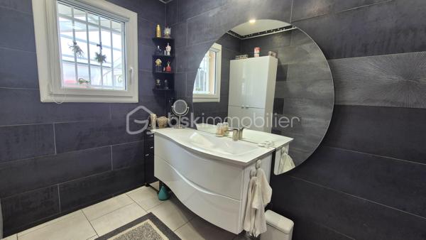 A VENDRE VILLA 3 FACES DE 118M² SUR TERRAIN DE 325M² A CANET EN ROUSSILLON - SECTEUR CANET SUD - EN IMPASSE - PROCHE DE TOUS LES COMMERCES ET A 100M DU SABLE - 3 CHAMBRES - GARAGE - PISCINE - CLIMATISATION REVERSIBLE.
Cette villa, aux normes et sans aucun travaux à prévoir, située sur l'un des meilleurs secteurs de la station, se compose en rez-de-chaussée d'un hall d'entrée, d'une pièce à vivre baignée de lumière avec un accès direct à sa terrasse abritée par sa superbe pergola bioclimatique, d'une cuisine américaine aménagée, d'une suite parentale avec son dressing et sa salle d'eau, et d'un toilette indépendant.
L'étage vous offre son coin nuit pour vos amis ou votre famille avec deux chambres dotées de placards, d'une double salle de bain et d'un toilette indépendant.
Vous apprécierez ses extérieus avec un jardin agrémenté sans entretien, sa terrasse parfaitement bien exposée, sa piscine couverte avec son abri semi-haut, sa cuisine d'été, garantissant de superbes moments de farniente en famille ou entre amis.
Villa très économique en terme de consommation électrice grace à ses 23 panneaux solaires pour une auto-consommation rapide.

Les + tout confort : climatisation réversible dans toutes les pièces, fibre, borne électrique de recharge voiture, forage, piscine semi abritée avec sel et régul ph, 23 panneaux solaires, carport, isolation parfaite, garage, alarme avec vidéo, menuiseries alu double vitrage et moustiquaires, volets roulants électriques, ballon thermodynamique, adoucisseur d'eau, arrosage automatique.

Le stationnement prévoit un garage de 17m², mais aussi le stationnement sur la parcelle sou abri d'un carport.

A la recherche de volumes, de confort, de prestations et de standing, cette vila sera idéale pour votre résidence principale, et parfaite pour votre résidence secondaire, les pieds dans l'eau.
Je reste à votre disposition pour toutes informations.