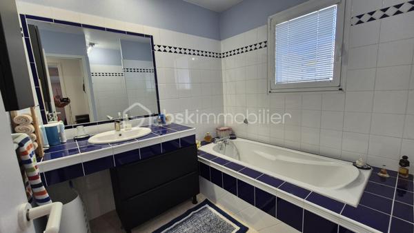 A VENDRE VILLA 3 FACES DE 118M² SUR TERRAIN DE 325M² A CANET EN ROUSSILLON - SECTEUR CANET SUD - EN IMPASSE - PROCHE DE TOUS LES COMMERCES ET A 100M DU SABLE - 3 CHAMBRES - GARAGE - PISCINE - CLIMATISATION REVERSIBLE.
Cette villa, aux normes et sans aucun travaux à prévoir, située sur l'un des meilleurs secteurs de la station, se compose en rez-de-chaussée d'un hall d'entrée, d'une pièce à vivre baignée de lumière avec un accès direct à sa terrasse abritée par sa superbe pergola bioclimatique, d'une cuisine américaine aménagée, d'une suite parentale avec son dressing et sa salle d'eau, et d'un toilette indépendant.
L'étage vous offre son coin nuit pour vos amis ou votre famille avec deux chambres dotées de placards, d'une double salle de bain et d'un toilette indépendant.
Vous apprécierez ses extérieus avec un jardin agrémenté sans entretien, sa terrasse parfaitement bien exposée, sa piscine couverte avec son abri semi-haut, sa cuisine d'été, garantissant de superbes moments de farniente en famille ou entre amis.
Villa très économique en terme de consommation électrice grace à ses 23 panneaux solaires pour une auto-consommation rapide.

Les + tout confort : climatisation réversible dans toutes les pièces, fibre, borne électrique de recharge voiture, forage, piscine semi abritée avec sel et régul ph, 23 panneaux solaires, carport, isolation parfaite, garage, alarme avec vidéo, menuiseries alu double vitrage et moustiquaires, volets roulants électriques, ballon thermodynamique, adoucisseur d'eau, arrosage automatique.

Le stationnement prévoit un garage de 17m², mais aussi le stationnement sur la parcelle sou abri d'un carport.

A la recherche de volumes, de confort, de prestations et de standing, cette vila sera idéale pour votre résidence principale, et parfaite pour votre résidence secondaire, les pieds dans l'eau.
Je reste à votre disposition pour toutes informations.