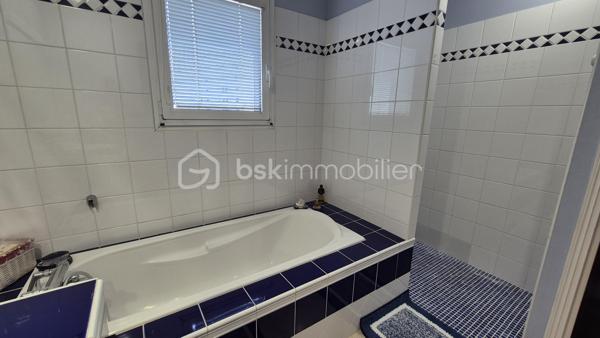 A VENDRE VILLA 3 FACES DE 118M² SUR TERRAIN DE 325M² A CANET EN ROUSSILLON - SECTEUR CANET SUD - EN IMPASSE - PROCHE DE TOUS LES COMMERCES ET A 100M DU SABLE - 3 CHAMBRES - GARAGE - PISCINE - CLIMATISATION REVERSIBLE.
Cette villa, aux normes et sans aucun travaux à prévoir, située sur l'un des meilleurs secteurs de la station, se compose en rez-de-chaussée d'un hall d'entrée, d'une pièce à vivre baignée de lumière avec un accès direct à sa terrasse abritée par sa superbe pergola bioclimatique, d'une cuisine américaine aménagée, d'une suite parentale avec son dressing et sa salle d'eau, et d'un toilette indépendant.
L'étage vous offre son coin nuit pour vos amis ou votre famille avec deux chambres dotées de placards, d'une double salle de bain et d'un toilette indépendant.
Vous apprécierez ses extérieus avec un jardin agrémenté sans entretien, sa terrasse parfaitement bien exposée, sa piscine couverte avec son abri semi-haut, sa cuisine d'été, garantissant de superbes moments de farniente en famille ou entre amis.
Villa très économique en terme de consommation électrice grace à ses 23 panneaux solaires pour une auto-consommation rapide.

Les + tout confort : climatisation réversible dans toutes les pièces, fibre, borne électrique de recharge voiture, forage, piscine semi abritée avec sel et régul ph, 23 panneaux solaires, carport, isolation parfaite, garage, alarme avec vidéo, menuiseries alu double vitrage et moustiquaires, volets roulants électriques, ballon thermodynamique, adoucisseur d'eau, arrosage automatique.

Le stationnement prévoit un garage de 17m², mais aussi le stationnement sur la parcelle sou abri d'un carport.

A la recherche de volumes, de confort, de prestations et de standing, cette vila sera idéale pour votre résidence principale, et parfaite pour votre résidence secondaire, les pieds dans l'eau.
Je reste à votre disposition pour toutes informations.