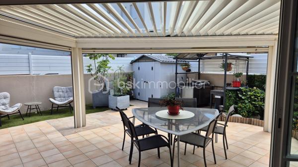 A VENDRE VILLA 3 FACES DE 118M² SUR TERRAIN DE 325M² A CANET EN ROUSSILLON - SECTEUR CANET SUD - EN IMPASSE - PROCHE DE TOUS LES COMMERCES ET A 100M DU SABLE - 3 CHAMBRES - GARAGE - PISCINE - CLIMATISATION REVERSIBLE.
Cette villa, aux normes et sans aucun travaux à prévoir, située sur l'un des meilleurs secteurs de la station, se compose en rez-de-chaussée d'un hall d'entrée, d'une pièce à vivre baignée de lumière avec un accès direct à sa terrasse abritée par sa superbe pergola bioclimatique, d'une cuisine américaine aménagée, d'une suite parentale avec son dressing et sa salle d'eau, et d'un toilette indépendant.
L'étage vous offre son coin nuit pour vos amis ou votre famille avec deux chambres dotées de placards, d'une double salle de bain et d'un toilette indépendant.
Vous apprécierez ses extérieus avec un jardin agrémenté sans entretien, sa terrasse parfaitement bien exposée, sa piscine couverte avec son abri semi-haut, sa cuisine d'été, garantissant de superbes moments de farniente en famille ou entre amis.
Villa très économique en terme de consommation électrice grace à ses 23 panneaux solaires pour une auto-consommation rapide.

Les + tout confort : climatisation réversible dans toutes les pièces, fibre, borne électrique de recharge voiture, forage, piscine semi abritée avec sel et régul ph, 23 panneaux solaires, carport, isolation parfaite, garage, alarme avec vidéo, menuiseries alu double vitrage et moustiquaires, volets roulants électriques, ballon thermodynamique, adoucisseur d'eau, arrosage automatique.

Le stationnement prévoit un garage de 17m², mais aussi le stationnement sur la parcelle sou abri d'un carport.

A la recherche de volumes, de confort, de prestations et de standing, cette vila sera idéale pour votre résidence principale, et parfaite pour votre résidence secondaire, les pieds dans l'eau.
Je reste à votre disposition pour toutes informations.